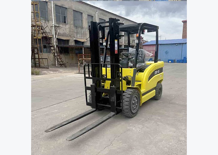 Four-wheel electric forklift handling a stable pallet near wider rack bays