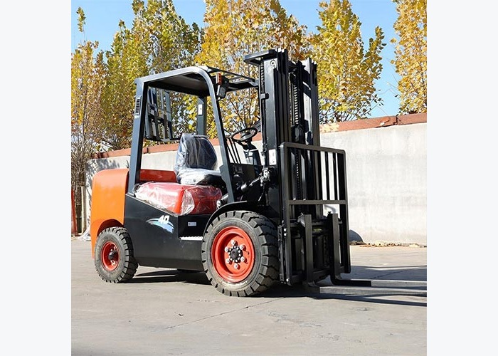 High-capacity diesel forklift positioned for long-shift yard handling