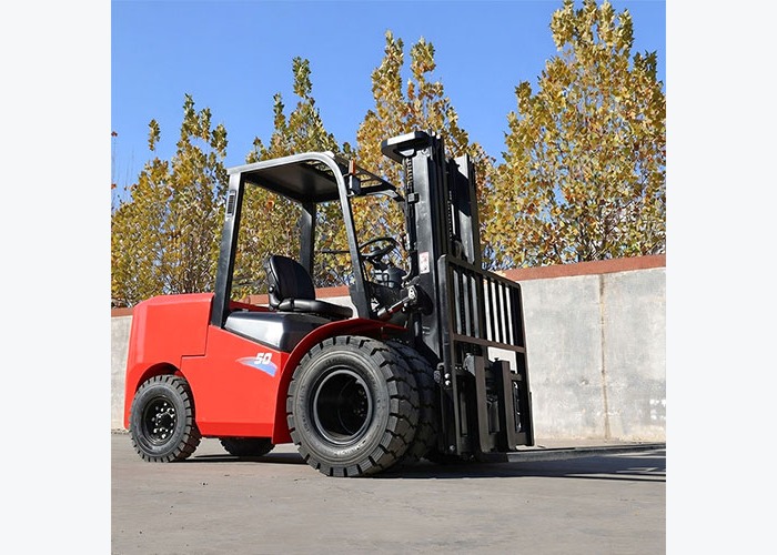 Heavy diesel forklift arranged for long and irregular load handling