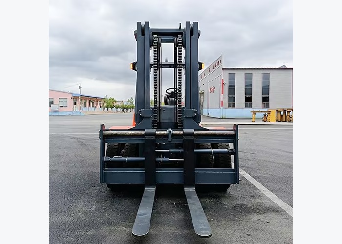 10 ton diesel forklift prepared for heavy pallet handling and mixed-surface travel