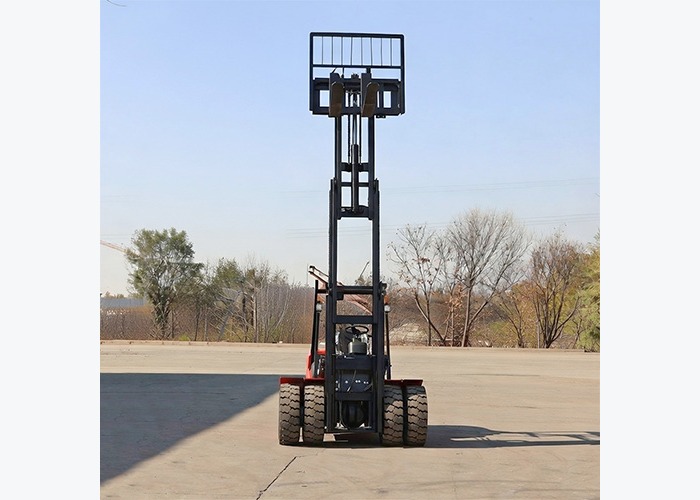 Diesel forklift working in a dusty outdoor yard where cooling maintenance matters