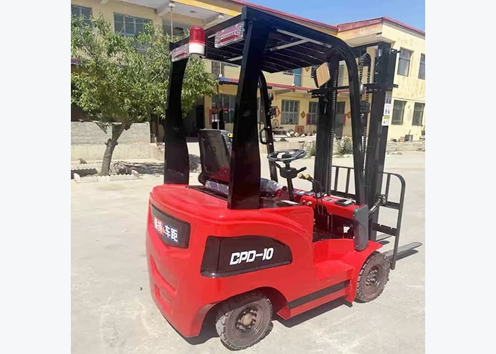 Diesel forklift mast viewed during lifting and visibility comparison for duplex and triplex choices