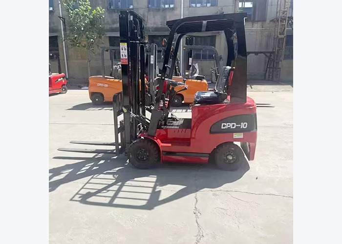 Diesel forklift stacking pallets outdoors after mast height and collapsed-height planning