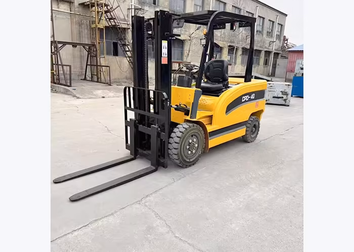 Warehouse electric counterbalance forklift staged for shift-planning and pallet movement analysis