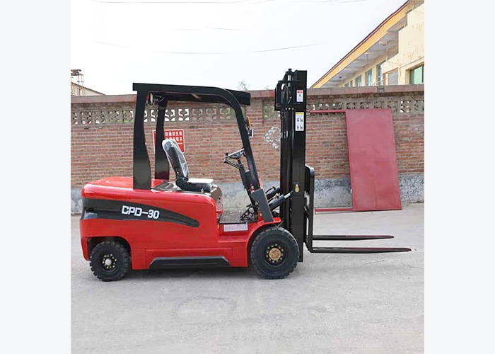 Electric forklift charging setup reviewed for connector fit and cable heat control