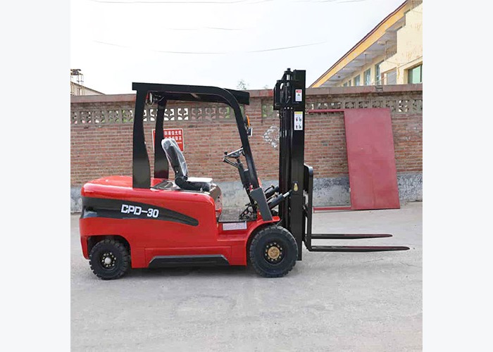 Electric forklift fleet scenario where battery type and charger size affect turnaround time