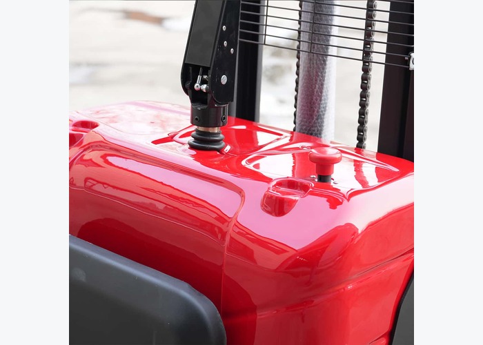 Stacker pallet entry reviewed where damaged boards and closed bottoms affect stability